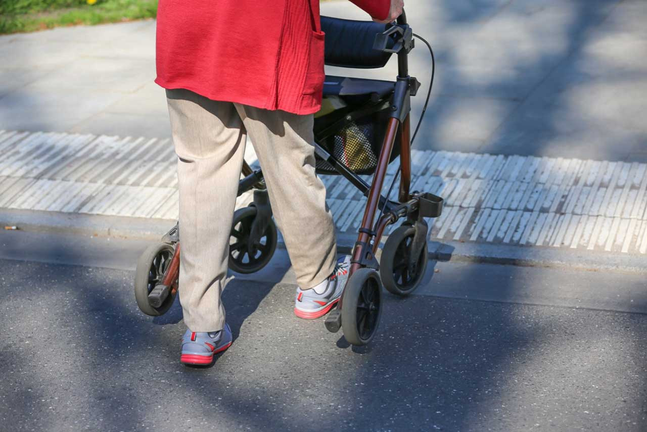 auf diesem Bild ist ein Rollator und Beine zu sehen